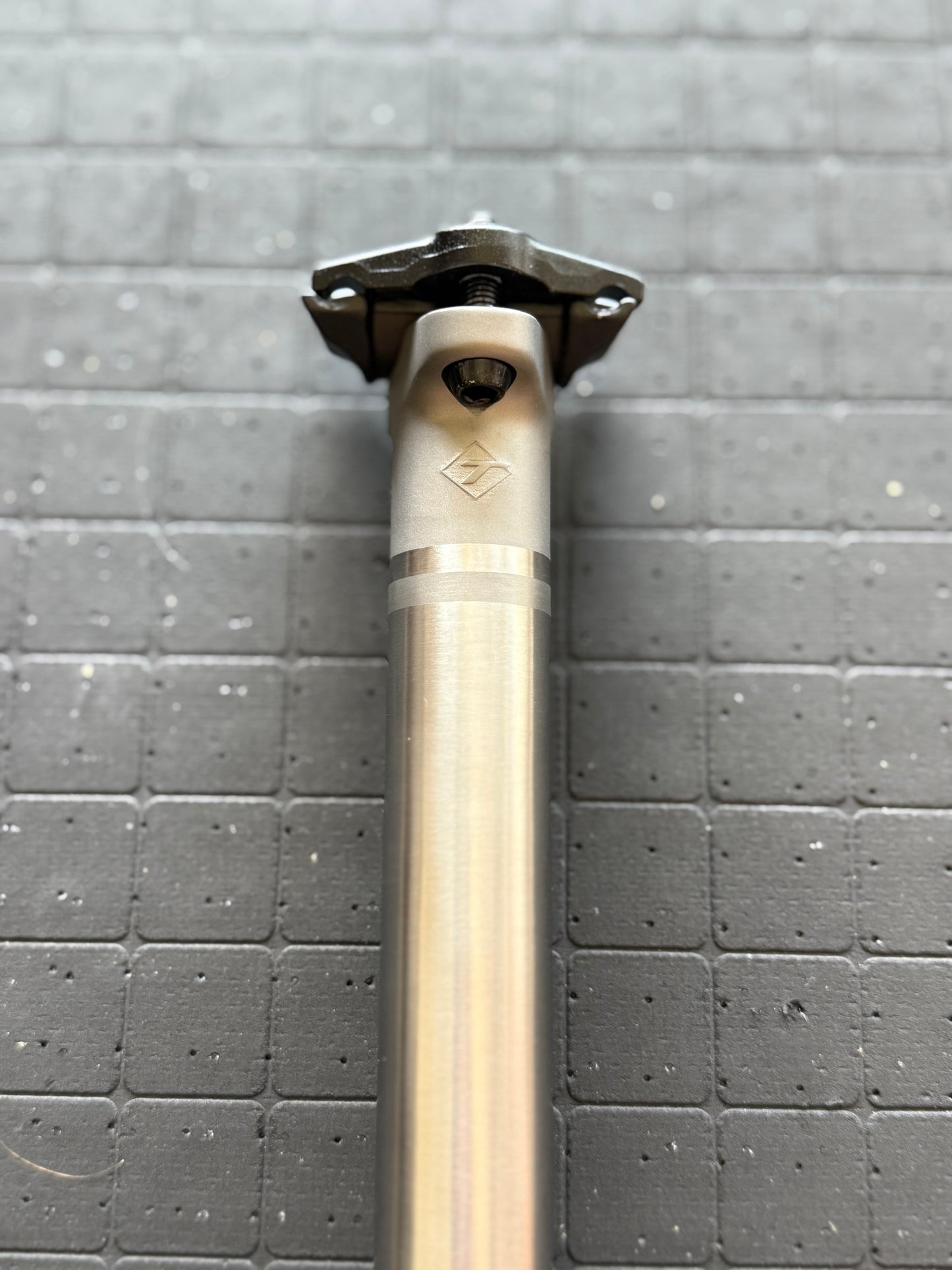 Titanium 27.2mm seat post, 0mm Offset, 460mm