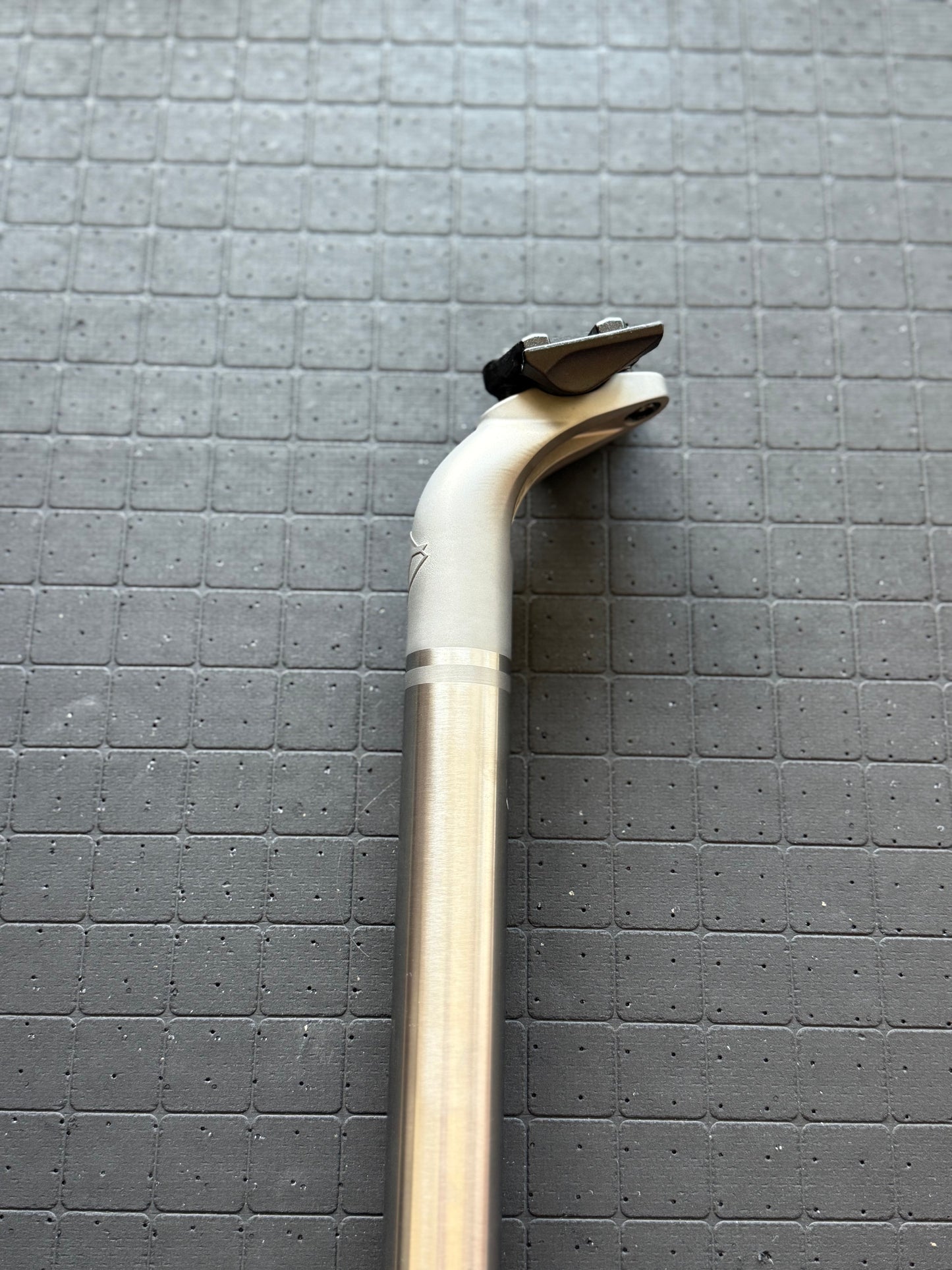 Titanium 30.9mm seat post, 30mm Offset, 480mm